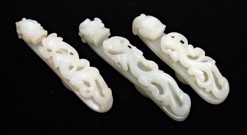Three large pale celadon jade 'dragon' belt hooks - 图3