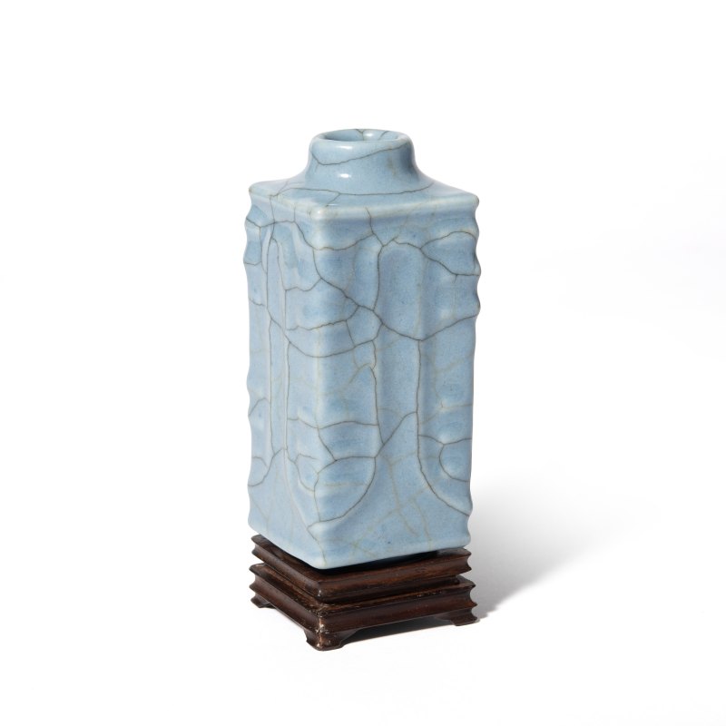 A small guan-type cong shaped vase
