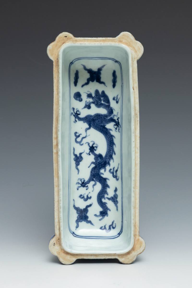 A blue and white 'dragon' pen box and cover, Wanli mark but of later period - 图6