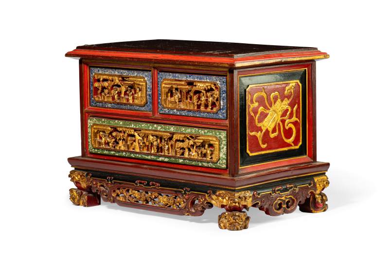 A wooden lacquered and gilded chest of drawers - 图3