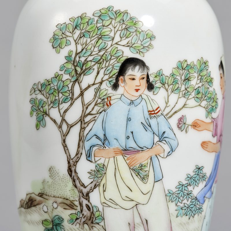 20世纪70年代 粉彩采茶图观音瓶 - 图8