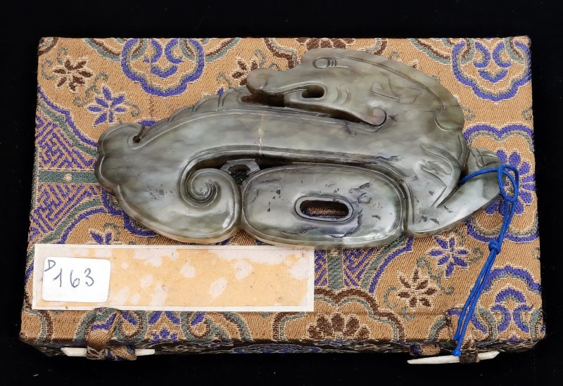 A greyish-green jade dragon-form pendant - 图8