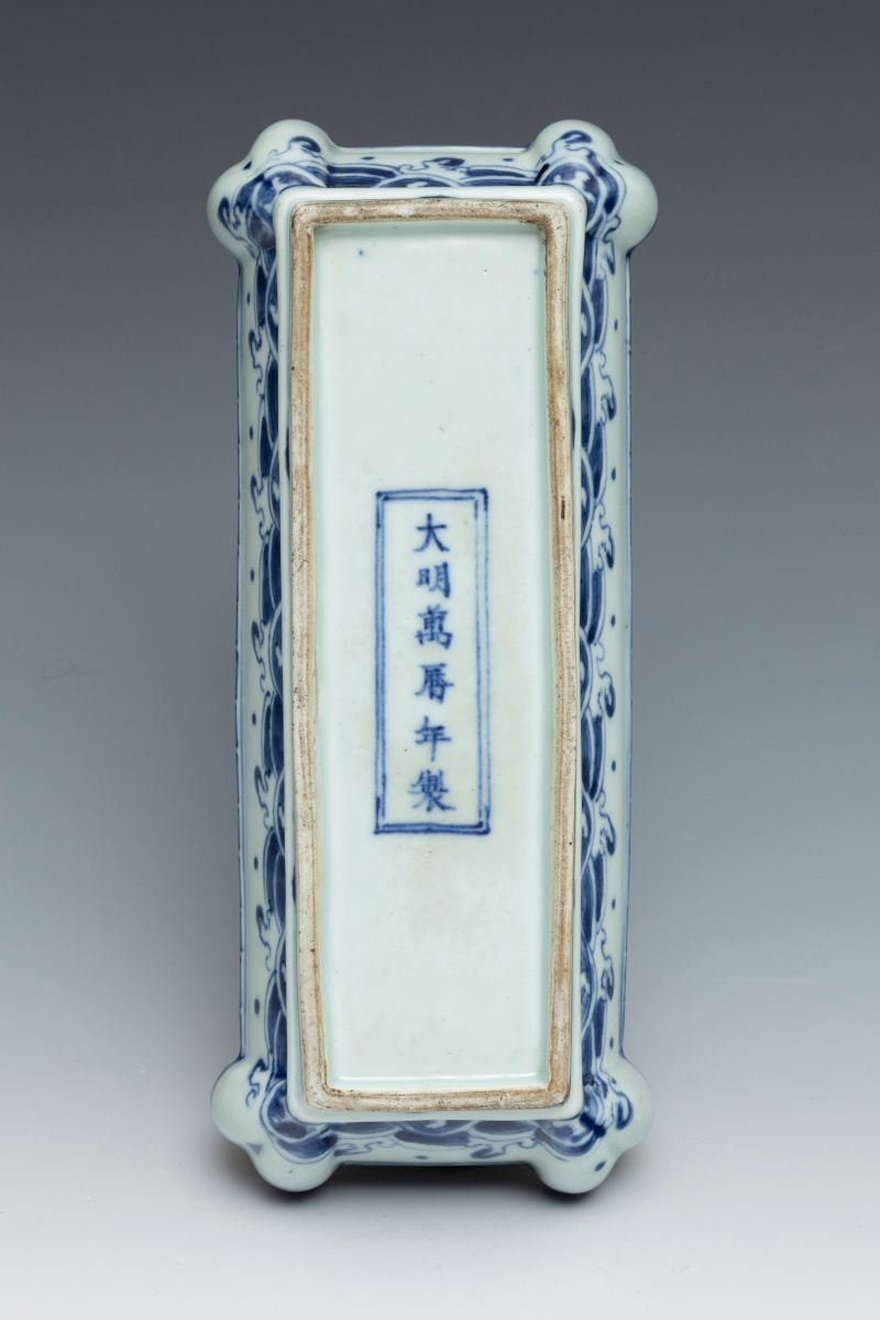 A blue and white 'dragon' pen box and cover, Wanli mark but of later period - 图8