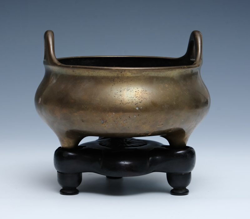 A gilt bronze loop-handled tripod censer - 图2