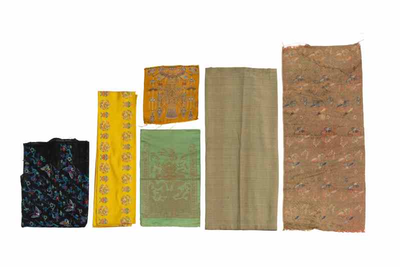 A collection of eight various silk textiles - 图2