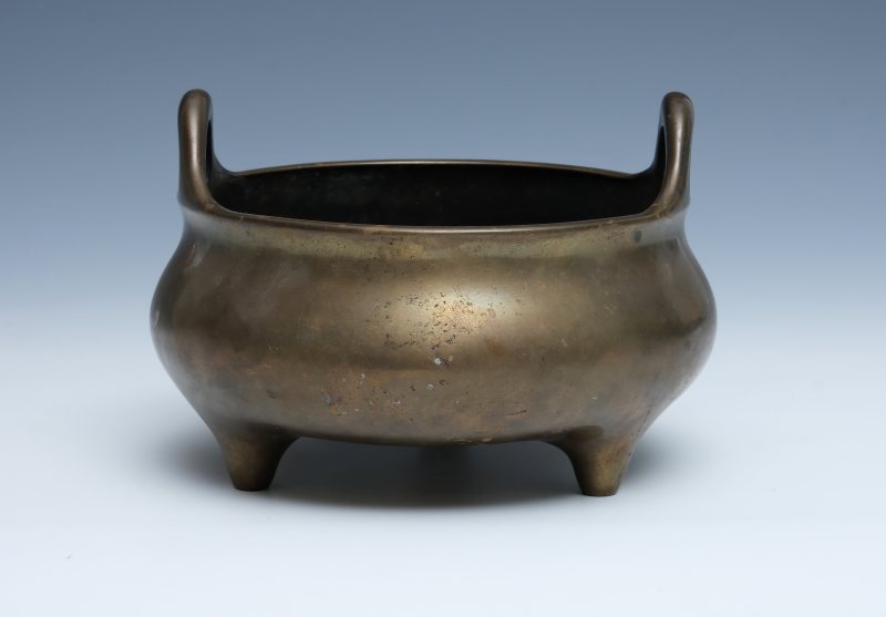 A gilt bronze loop-handled tripod censer - 图3