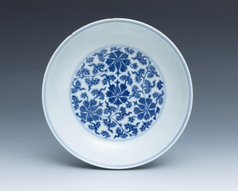 A blue and white 'lotus scroll' dish, Qianlong mark and of the period (1736-1795) - 图2