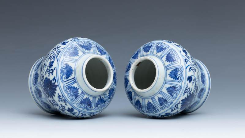 A pair of blue and white 'lotus' jarlets - 图3