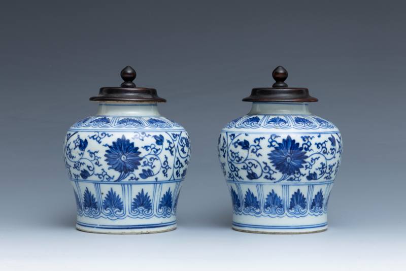 A pair of blue and white 'lotus' jarlets - 图2