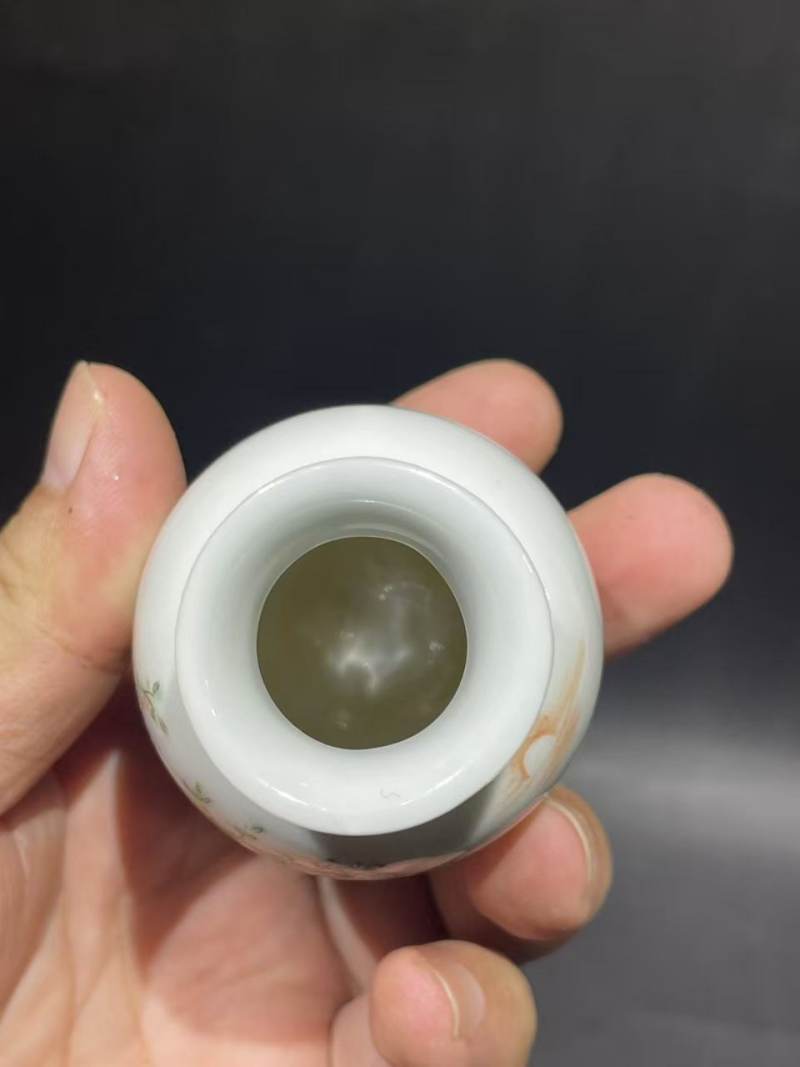 民国粉彩人物纹小瓶 - 图4