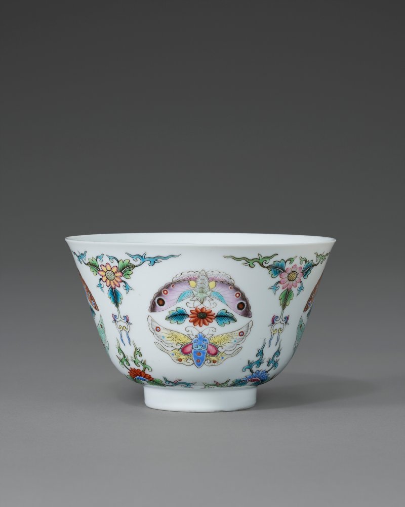 清乾隆 粉彩團蝶紋盌 六字篆書款  QIANLONG SEAL MARK IN UNDERGLAZE BLUE AND OF THE PERIOD (1736-1795) - 图3