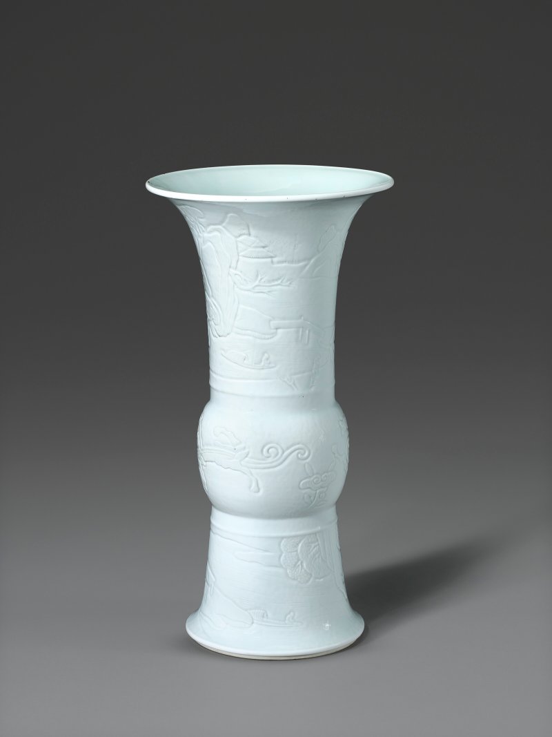 清康熙 白釉刻仿古龍紋觚式瓶 六字楷書款  KANGXI SIX-CHARACTER MARK IN UNDERGLAZE BLUE AND OF THE PERIOD (1662-1722) - 图3