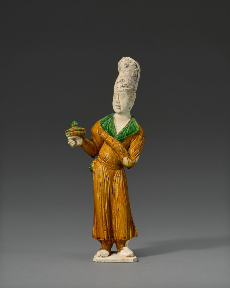 唐 三彩持盒胡人俑  TANG DYNASTY (AD 618-907)