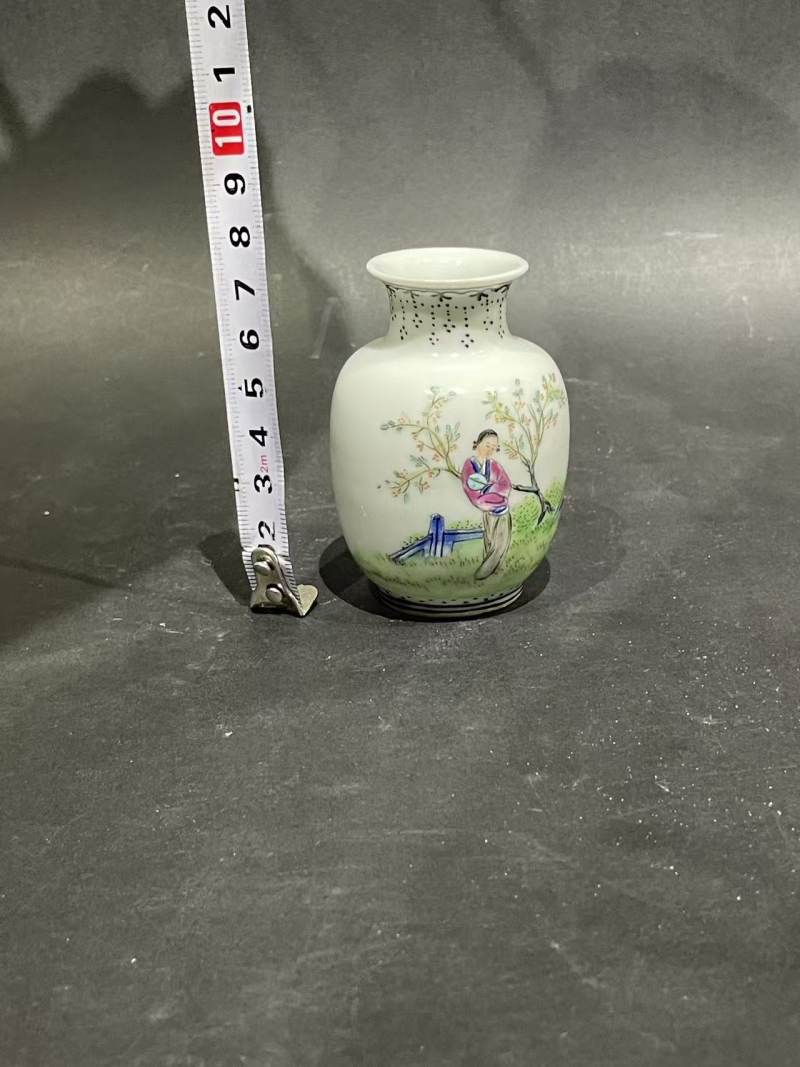 民国粉彩人物纹小瓶 - 图8