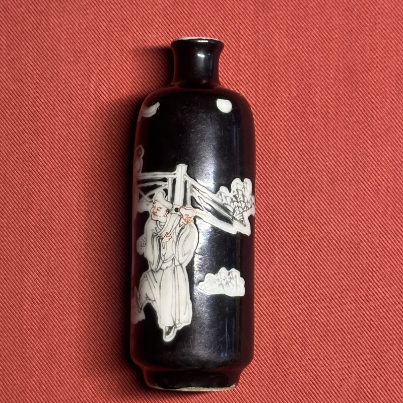 清晚期 墨地粉彩人物故事图鼻烟壶 - 图9