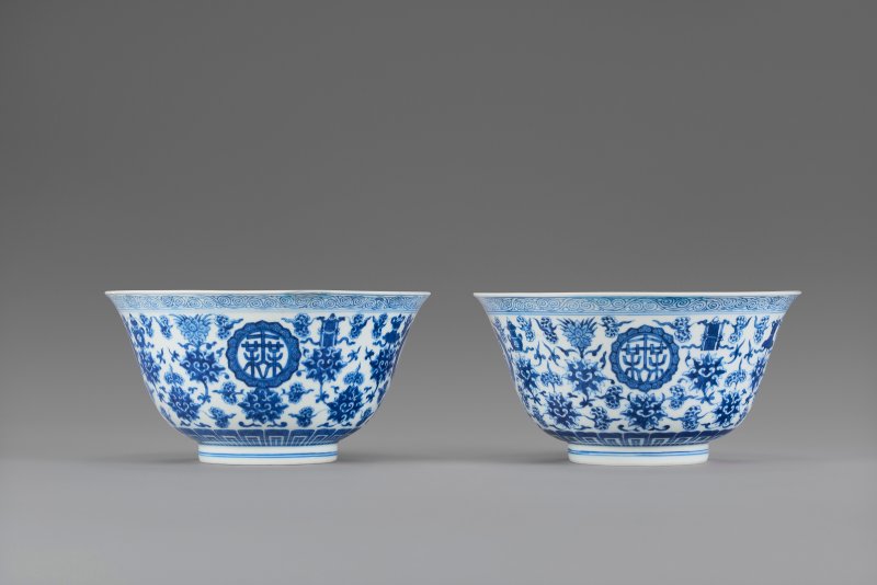 清乾隆 青花八吉祥紋盌一對 六字篆書款  QIANLONG SEAL MARKS AND OF THE PERIOD (1736-1795)