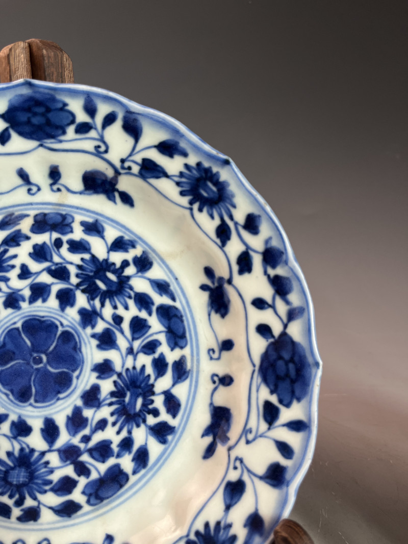 清康雍 仿永乐青花缠枝花卉纹花口盘 - 图4
