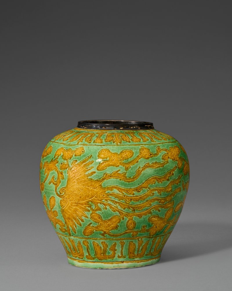 明萬曆 綠地黃彩刻龍鳳呈祥紋罐 雙圈六字楷書款  WANLI SIX-CHARACTER MARK IN UNDERGLAZE BLUE WITHIN A DOUBLE CIRCLE AND OF THE PERIOD (1573-1619) - 图2