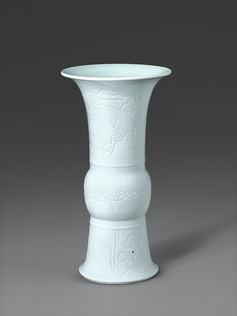 清康熙 白釉刻仿古龍紋觚式瓶 六字楷書款  KANGXI SIX-CHARACTER MARK IN UNDERGLAZE BLUE AND OF THE PERIOD (1662-1722) - 图4