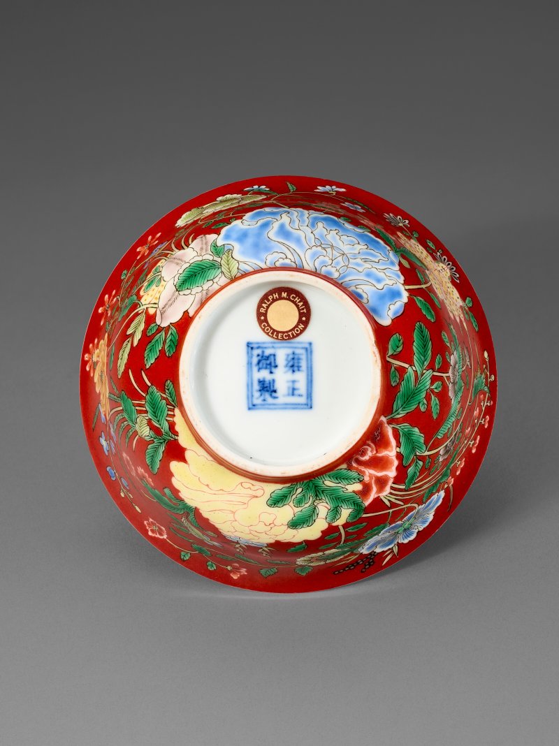 清雍正 珊瑚紅地琺瑯彩花卉紋盌 雙圈六字楷書款  YONGZHENG FOUR-CHARACTER YUZHI MARK IN UNDERGLAZE BLUE WITHIN A DOUBLE SQUARE AND OF THE PERIOD (1723-1735) - 图5