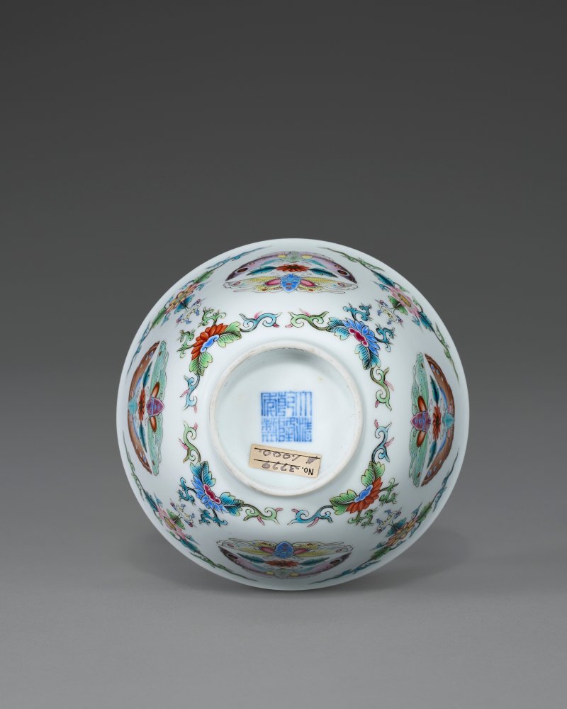 清乾隆 粉彩團蝶紋盌 六字篆書款  QIANLONG SEAL MARK IN UNDERGLAZE BLUE AND OF THE PERIOD (1736-1795) - 图6