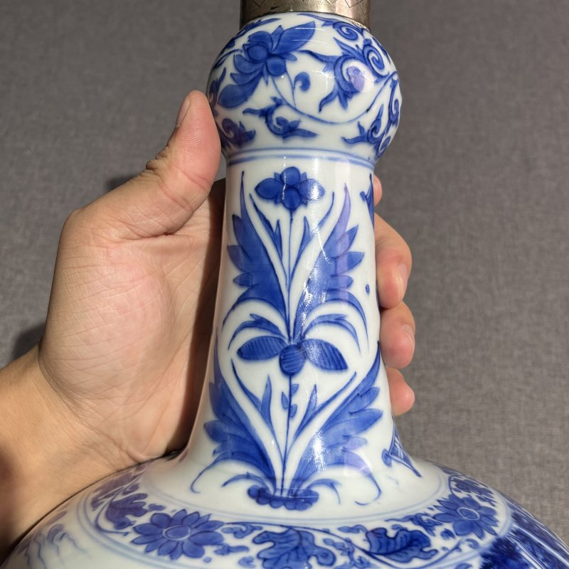 明崇祯青花人物蒜头瓶 - 图8