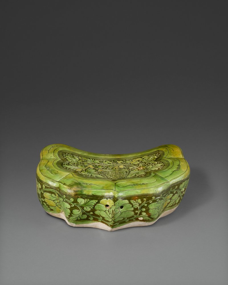 宋/金 磁州窯綠釉花卉紋如意形枕  SONG-JIN DYNASTY (AD 960-1234) - 图3