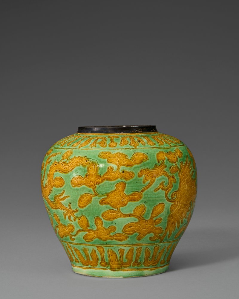 明萬曆 綠地黃彩刻龍鳳呈祥紋罐 雙圈六字楷書款  WANLI SIX-CHARACTER MARK IN UNDERGLAZE BLUE WITHIN A DOUBLE CIRCLE AND OF THE PERIOD (1573-1619) - 图3