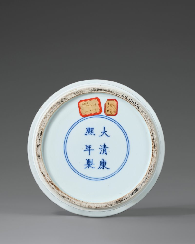 清康熙 白釉刻仿古龍紋觚式瓶 六字楷書款  KANGXI SIX-CHARACTER MARK IN UNDERGLAZE BLUE AND OF THE PERIOD (1662-1722) - 图5