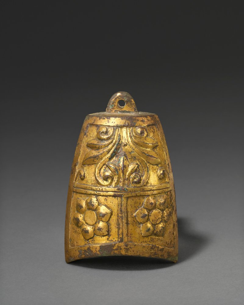 唐 鎏金銅花卉紋小鈕鐘  TANG DYNASTY (AD 618-907)
