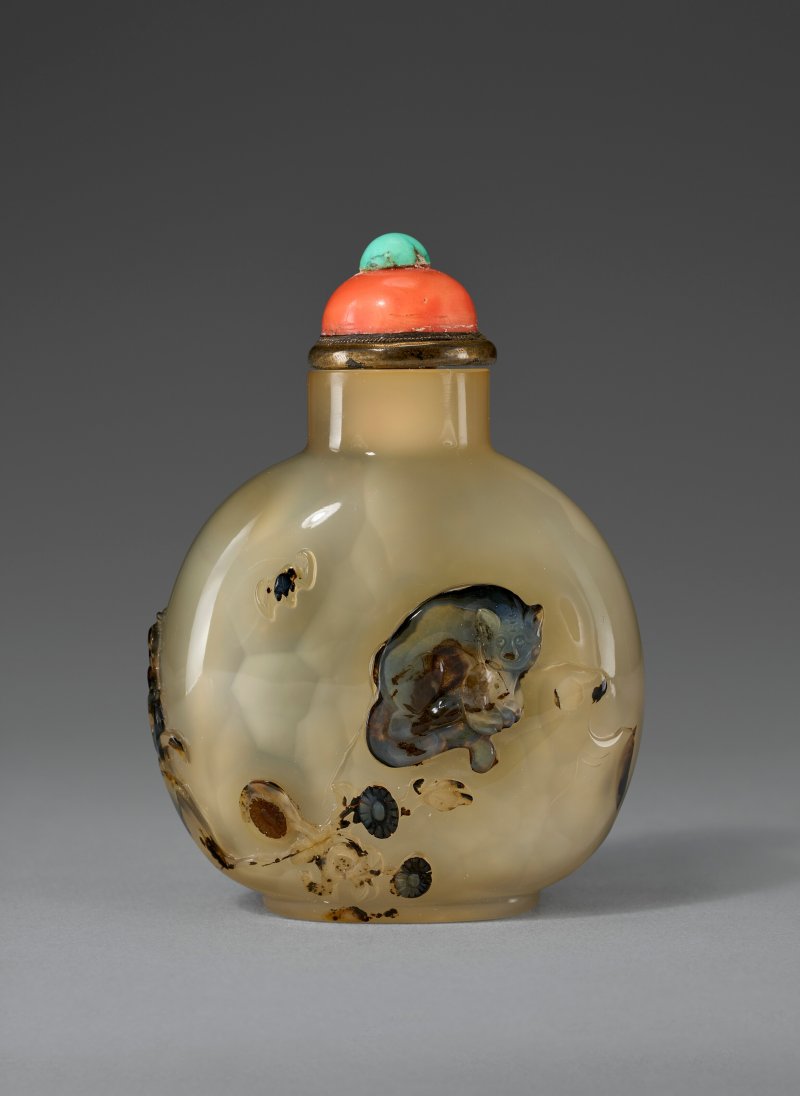 1750-1870年 瑪瑙巧雕胡人獻寶鼻煙壺  1750-1870 - 图2