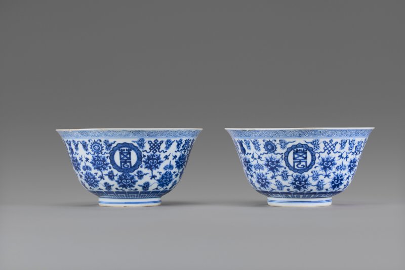 清乾隆 青花八吉祥紋盌一對 六字篆書款  QIANLONG SEAL MARKS AND OF THE PERIOD (1736-1795) - 图3