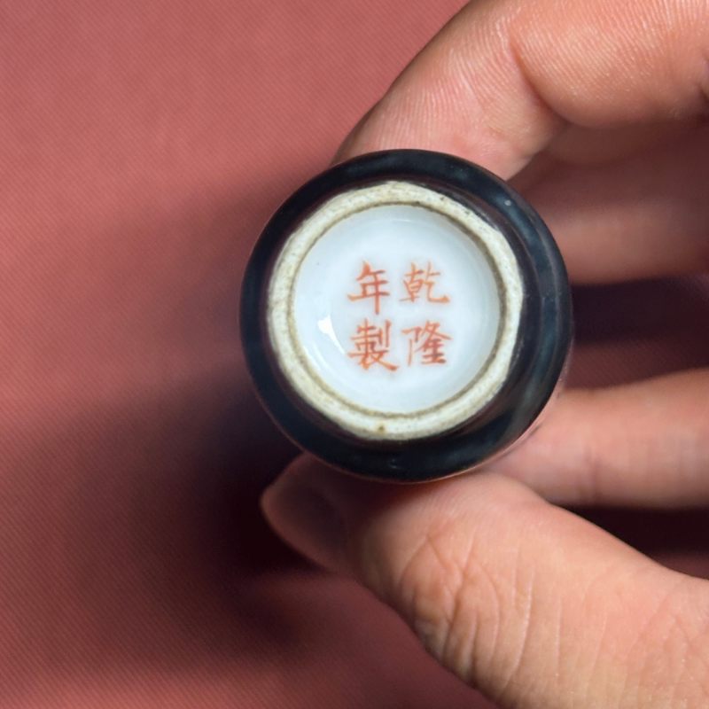 清晚期 墨地粉彩人物故事图鼻烟壶 - 图12