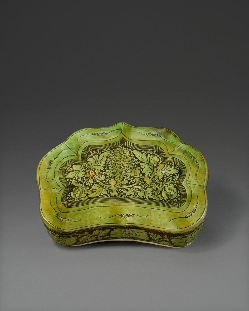 宋/金 磁州窯綠釉花卉紋如意形枕  SONG-JIN DYNASTY (AD 960-1234) - 图4