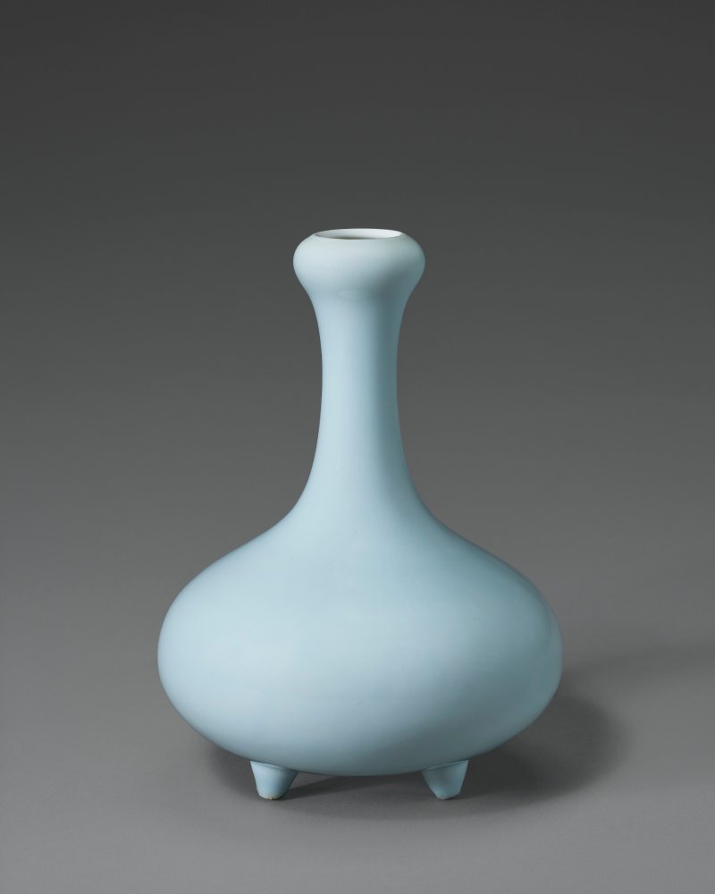 清乾隆 天藍釉小蒜頭三足瓶 六字篆書款  QIANLONG SEAL MARK IN UNDERGLAZE BLUE AND OF THE PERIOD (1736-1795)