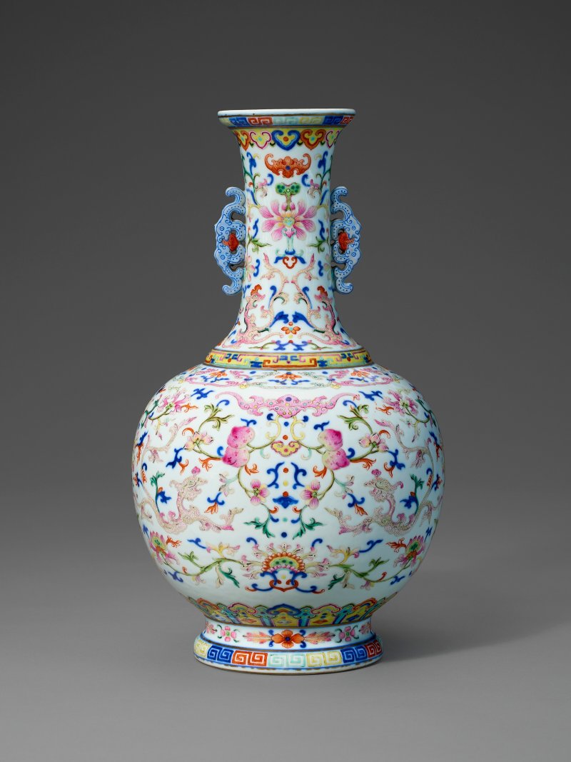 清乾隆 青花粉彩螭龍蕃蓮紋雙耳瓶 六字篆書款  QIANLONG SEAL MARK IN UNDERGLAZE BLUE AND OF THE PERIOD (1736-1795)