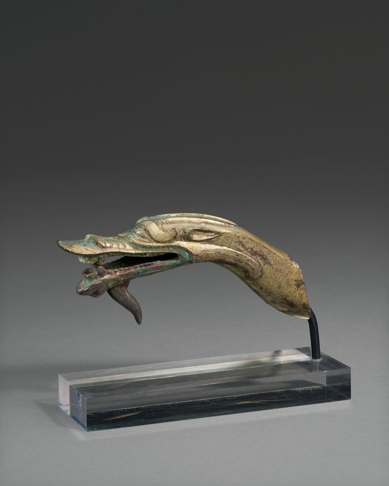 東漢 銀刻龍首飾  EASTERN HAN DYNASTY (AD 25-220)