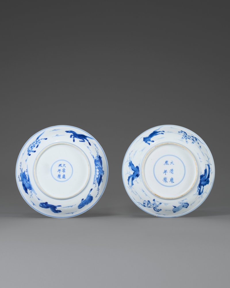 清康熙 青花穆王八駿盤兩件  KANGXI SIX-CHARACTER MARKS IN UNDERGLAZE BLUE WITHIN DOUBLE CIRCLES AND OF THE PERIOD (1662-1722) - 图2