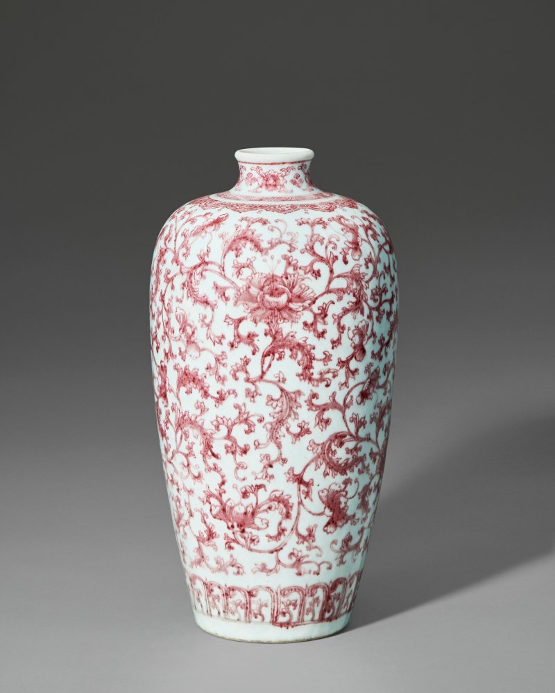 清十八世紀 釉裏紅纏枝蓮紋梅瓶  18TH CENTURY