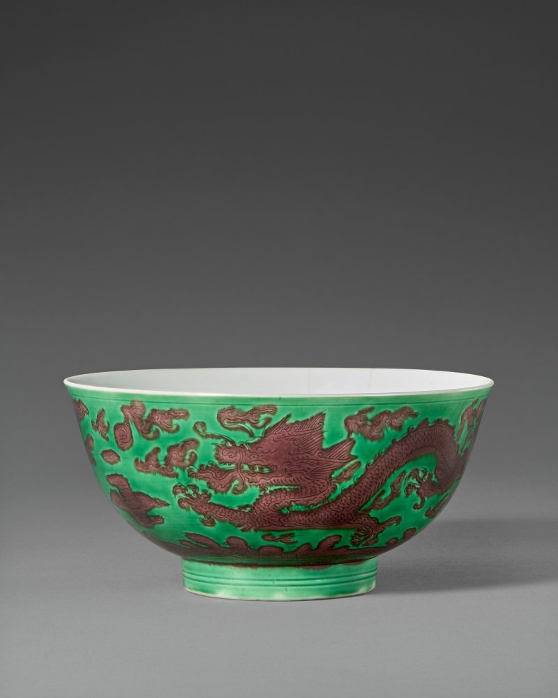 清康熙 綠地紫彩龍紋盌 雙圈六字楷書款  KANGXI SIX-CHARACTER MARK IN UNDERGLAZE BLUE WITHIN A DOUBLE CIRCLE AND OF THE PERIOD (1662-1722)
