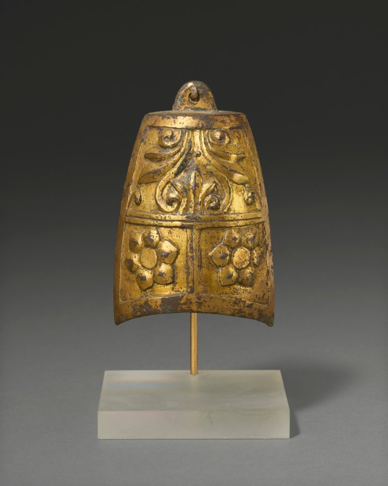唐 鎏金銅花卉紋小鈕鐘  TANG DYNASTY (AD 618-907) - 图3