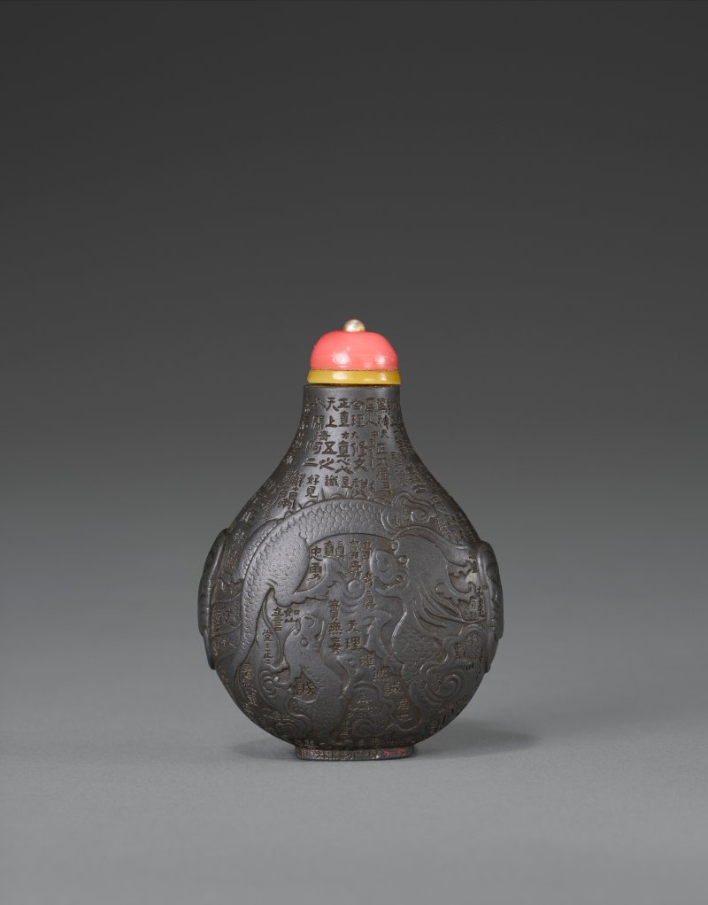 1736-1814年 或為御製 端石雕雙龍戲珠詩文鼻煙壺  BOTTLE: PROBABLY IMPERIAL, ATTRIBUTED TO GUANGDONG PROVINCE AND PROBABLY FROM A WORKSHOP IN GUANGZHOU, 1736-1814; INSCRIPTIONS: SHOUJING, HALL OF SPRING FLAVOR, 1736-1830 - 图1