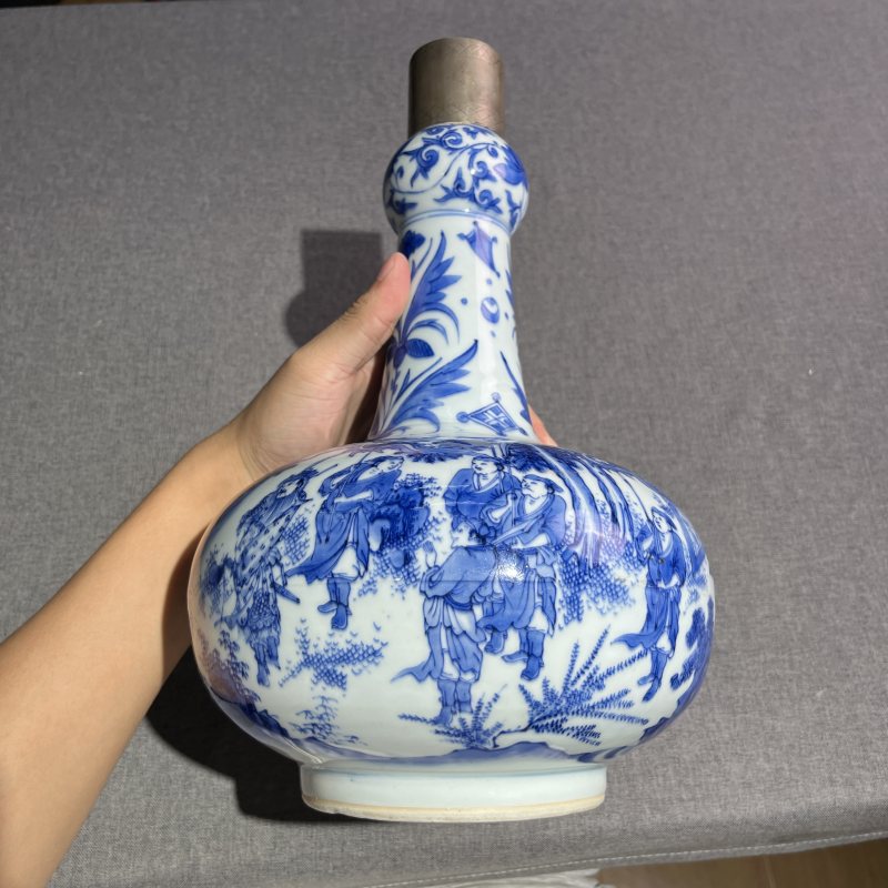 明崇祯青花人物蒜头瓶 - 图4