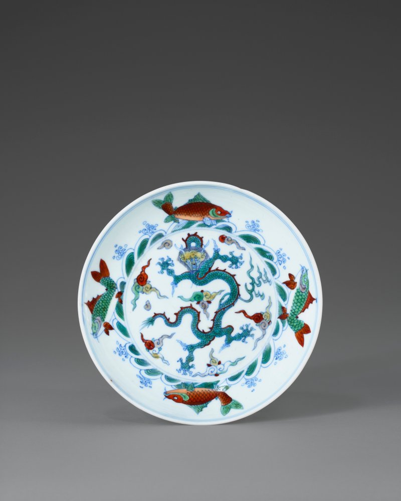 清十八世紀 鬥彩魚龍紋盤  18TH CENTURY