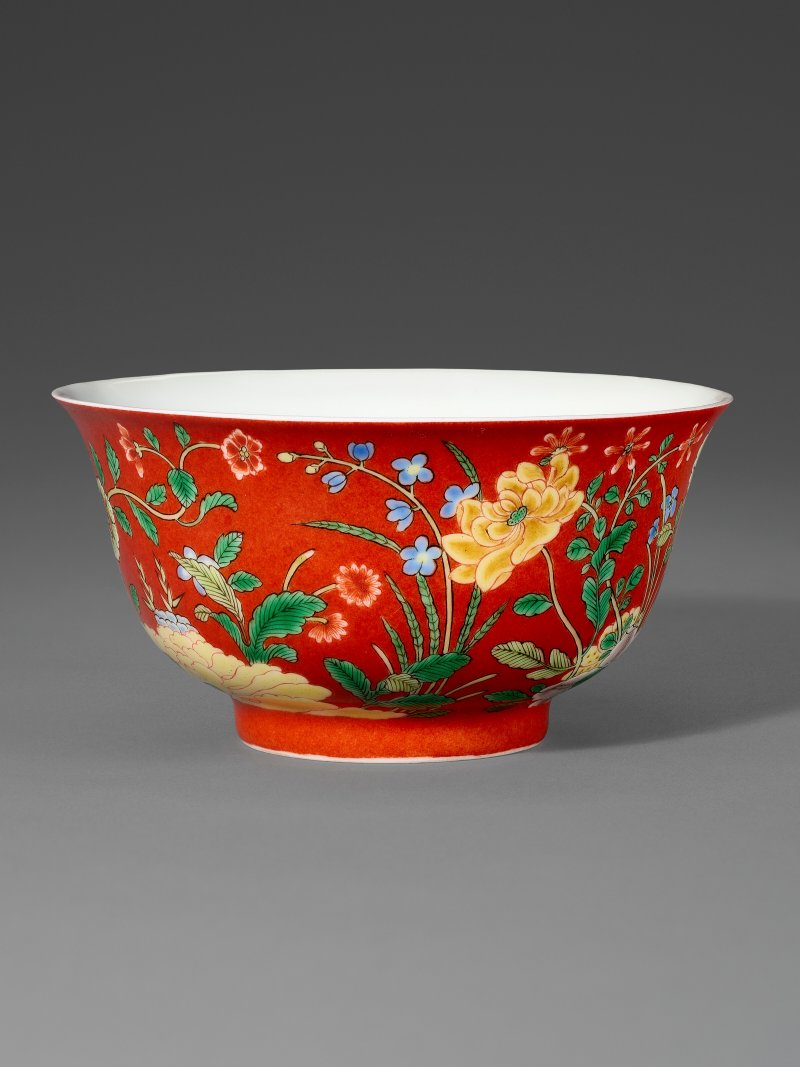 清雍正 珊瑚紅地琺瑯彩花卉紋盌 雙圈六字楷書款  YONGZHENG FOUR-CHARACTER YUZHI MARK IN UNDERGLAZE BLUE WITHIN A DOUBLE SQUARE AND OF THE PERIOD (1723-1735) - 图3