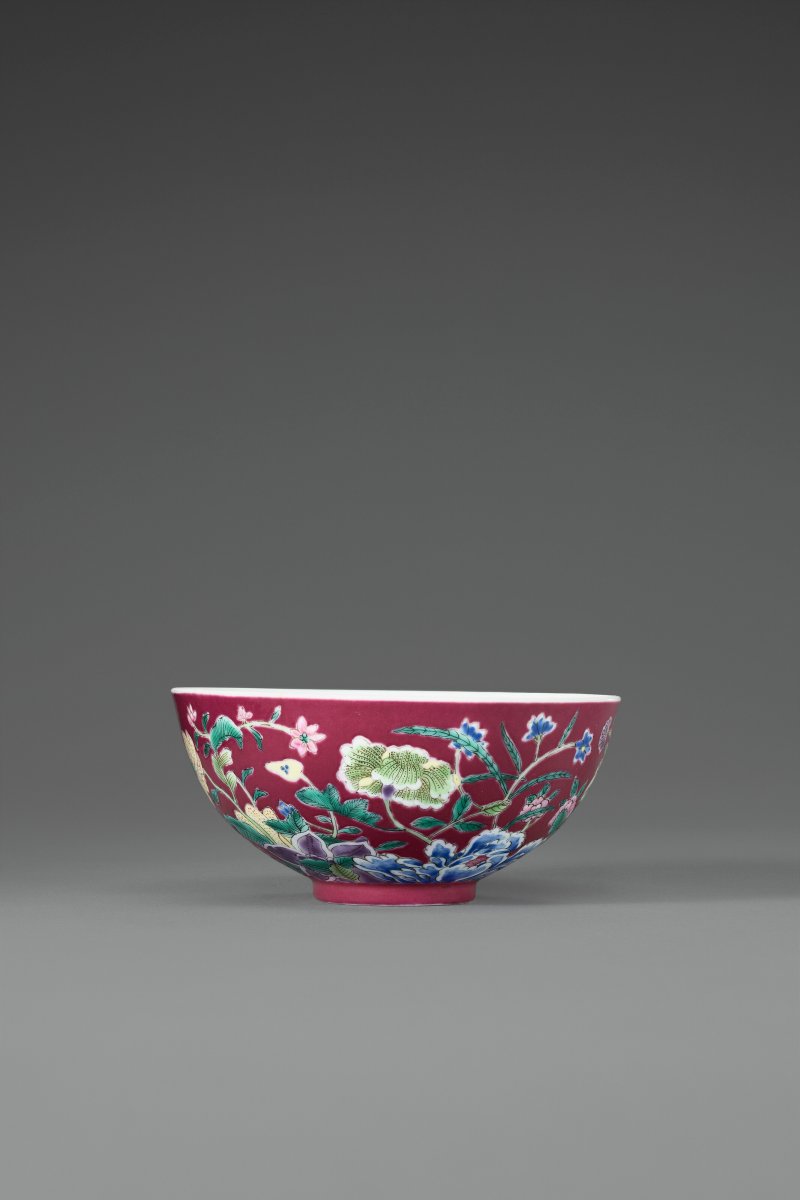 清嘉慶 粉彩胭脂紅地花卉紋小盃 六字篆書款  JIAQING SEAL MARK IN UNDERGLAZE BLUE AND OF THE PERIOD (1796-1820) - 图4