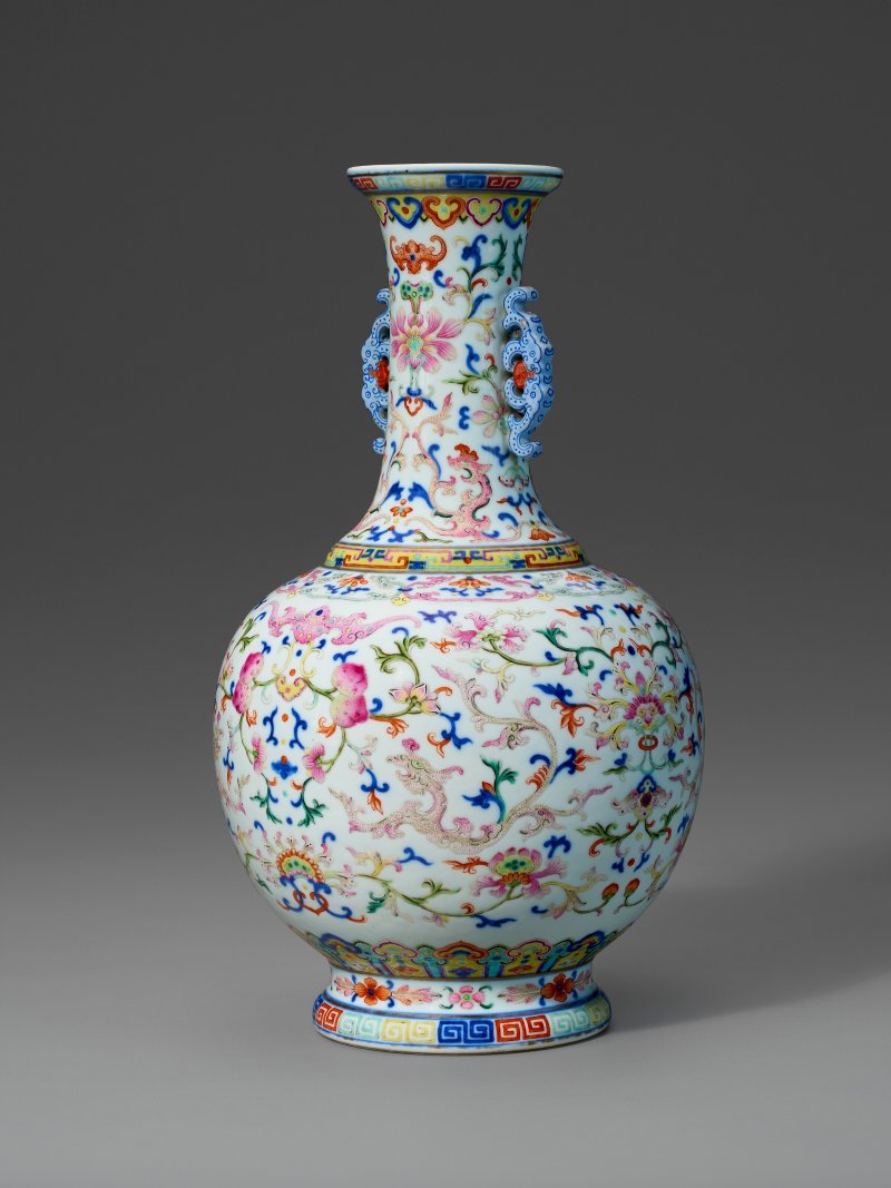清乾隆 青花粉彩螭龍蕃蓮紋雙耳瓶 六字篆書款  QIANLONG SEAL MARK IN UNDERGLAZE BLUE AND OF THE PERIOD (1736-1795) - 图2
