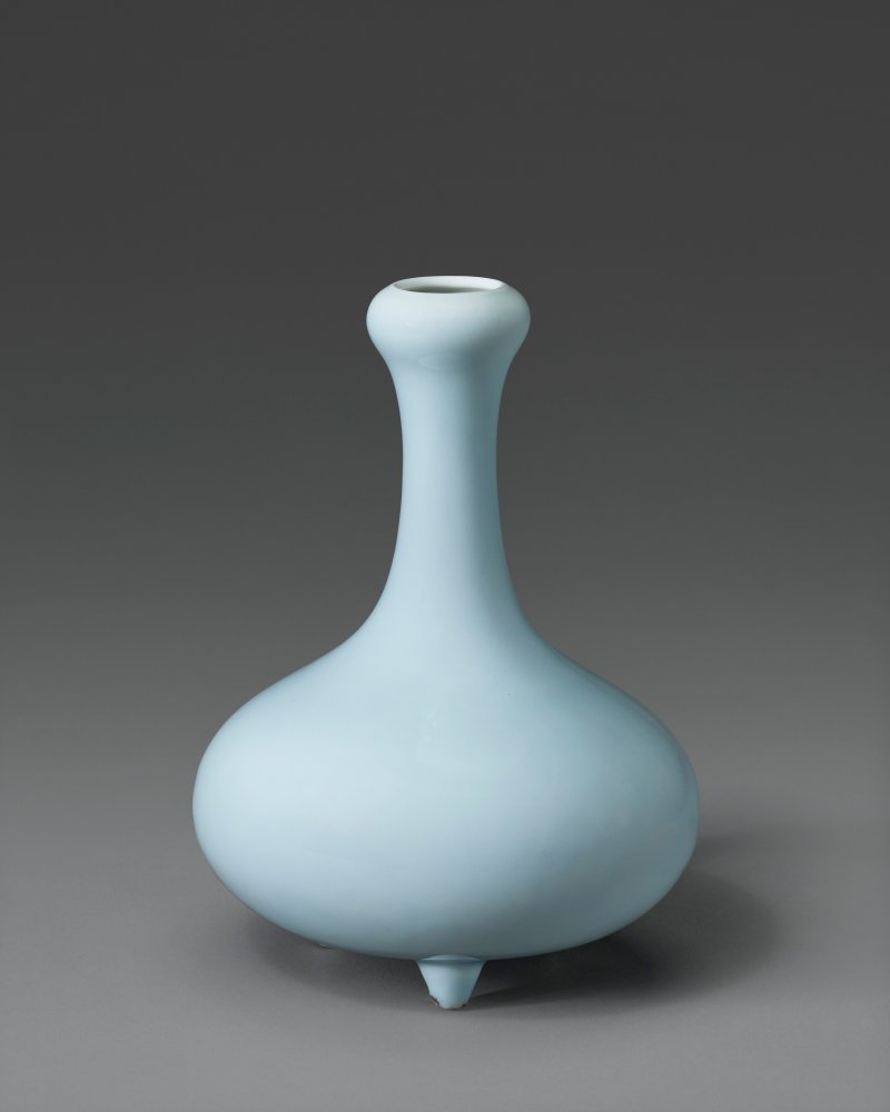 清乾隆 天藍釉小蒜頭三足瓶 六字篆書款  QIANLONG SEAL MARK IN UNDERGLAZE BLUE AND OF THE PERIOD (1736-1795) - 图2