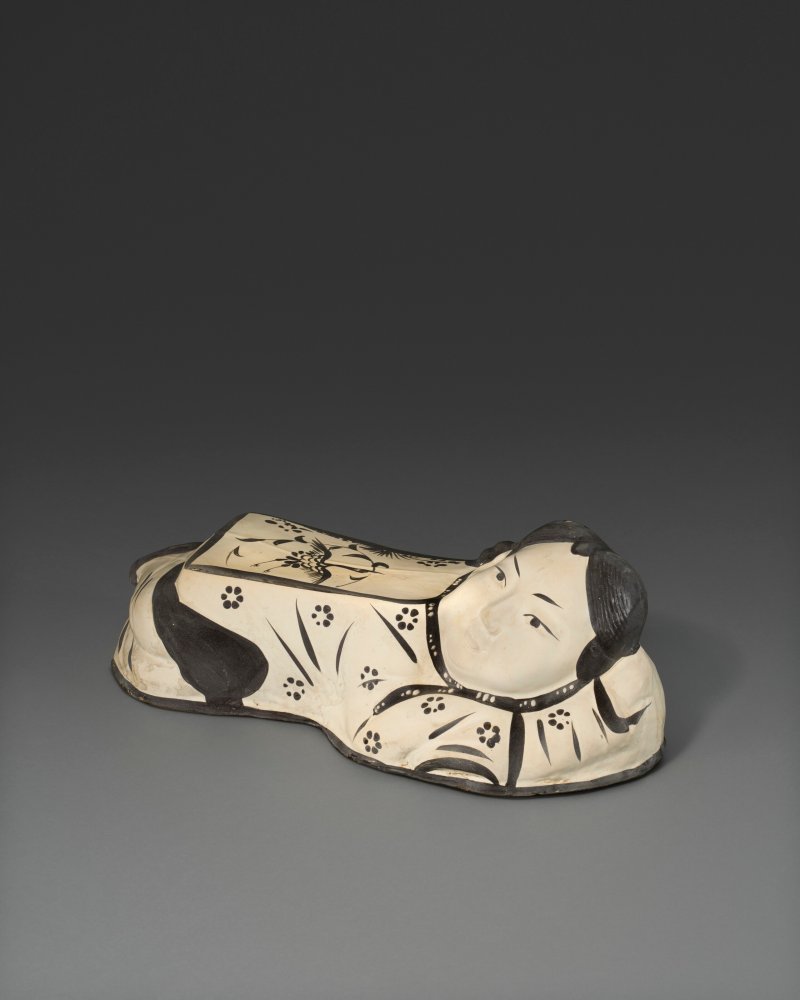 金 磁州窯白地黑花臥女枕  JIN DYNASTY (1115-1234)