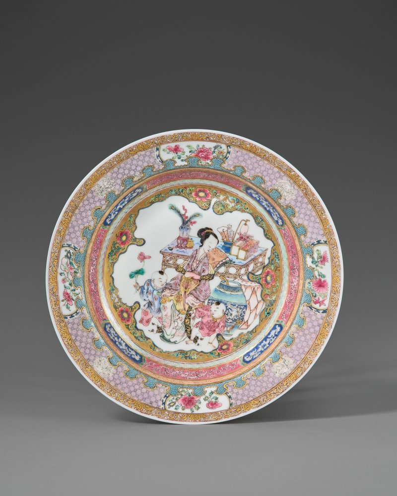 清雍正 外胭脂紅內粉彩仕女嬰戲圖盤  YONGZHENG PERIOD (1723-1735)